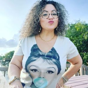 Meet your Posher, Lora